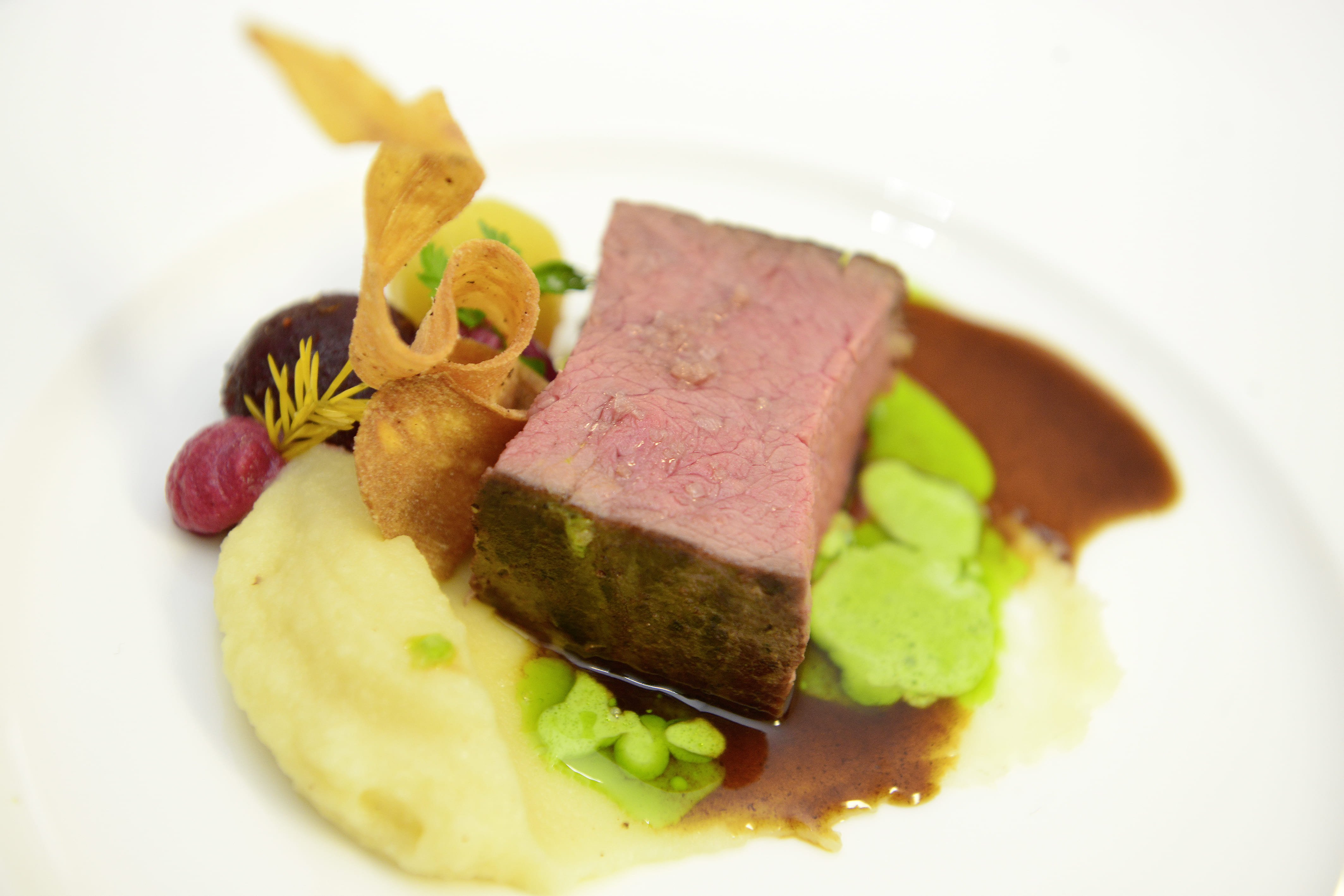 Exklusiv angerichtetes Hochzeitsgericht auf Gourmet-Niveau in der Hochzeitslocation E210 Eventhangar in Rheinmünster