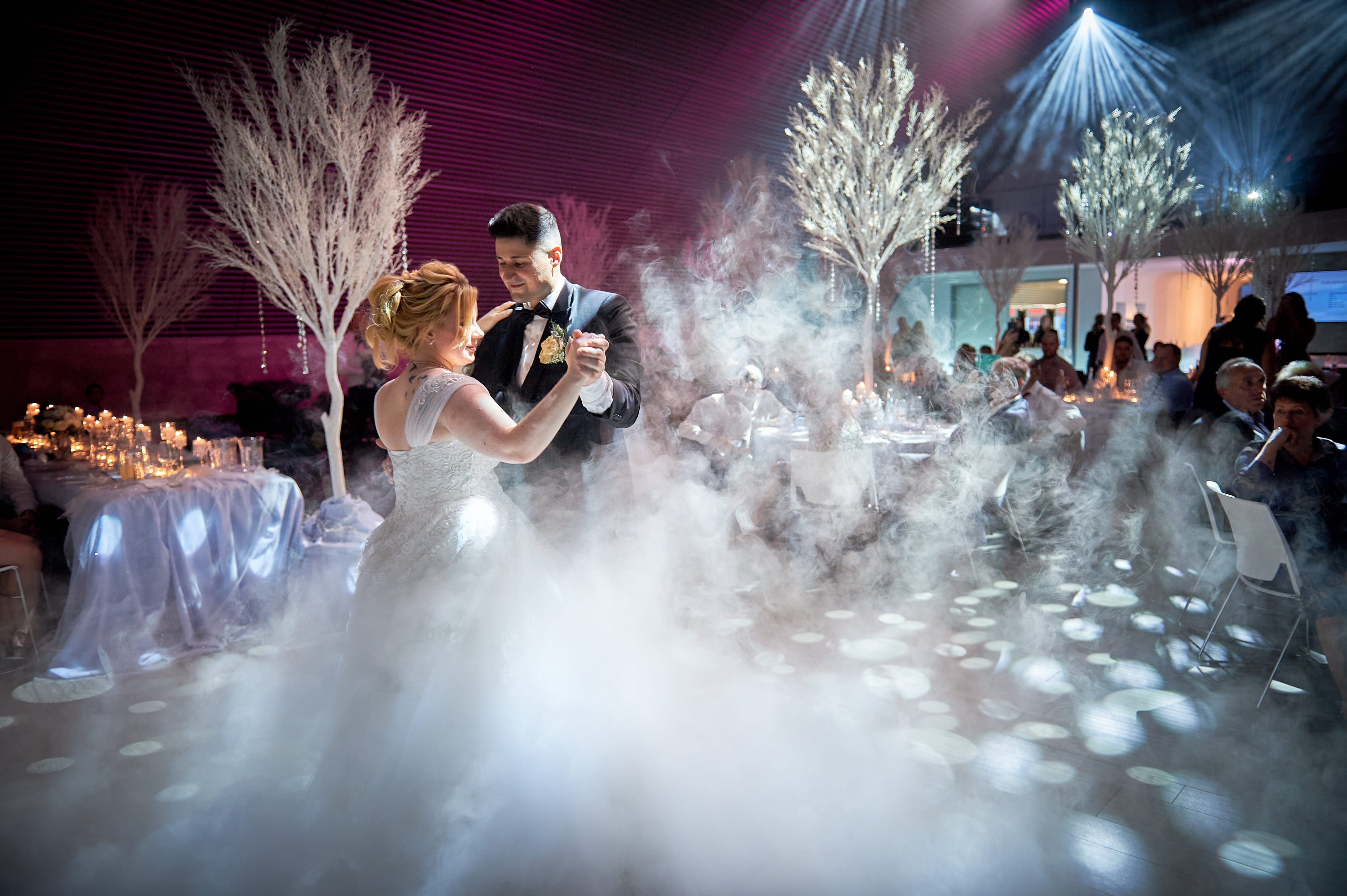 Hochzeitstanz im Nebel mit eindrucksvoller Lichtinszenierung auf einer Luxus-Hochzeit in der Eventlocation E210 Eventhangar in Rheinmünster