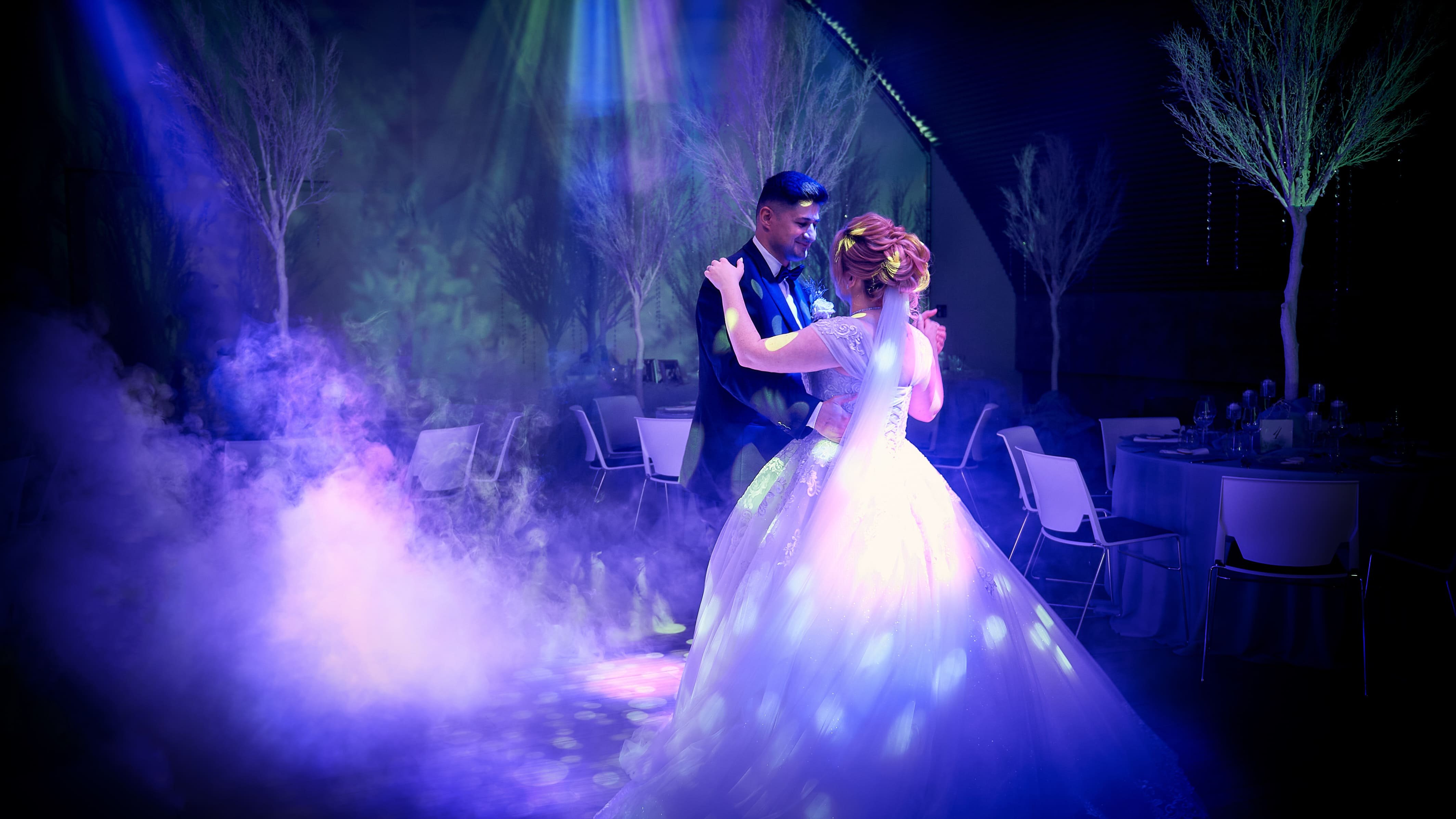 Romantischer Brautpaarmoment mit exklusiver Lichtstimmung in der Hochzeitslocation E210 Eventhangar in Rheinmünster