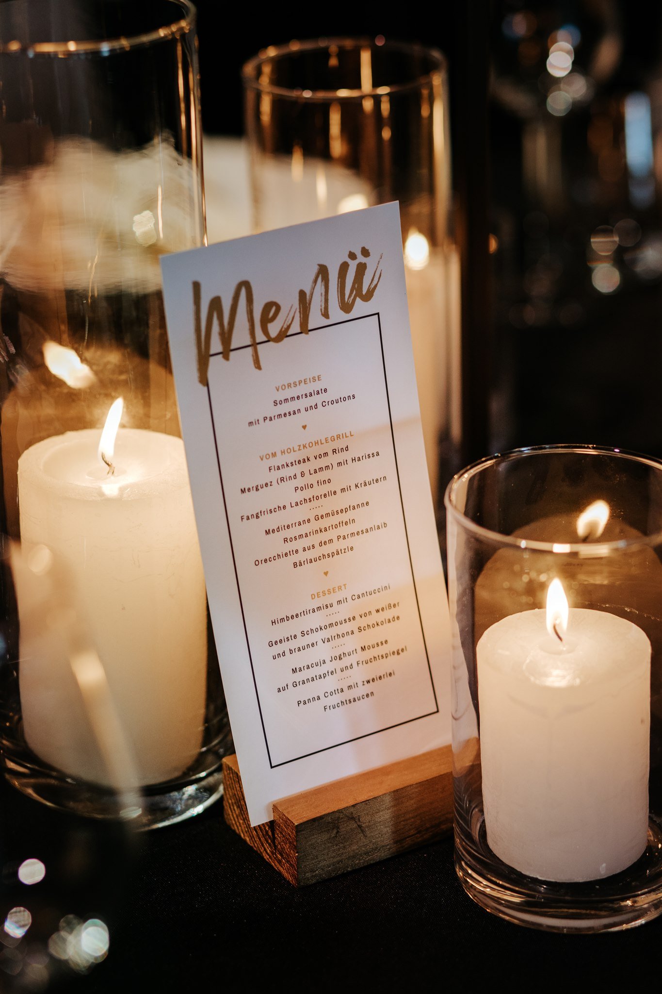 Menükarte und Kerzen als stilvolle Hochzeitsdetails in der Hochzeitslocation E210 Eventhangar in Rheinmünster