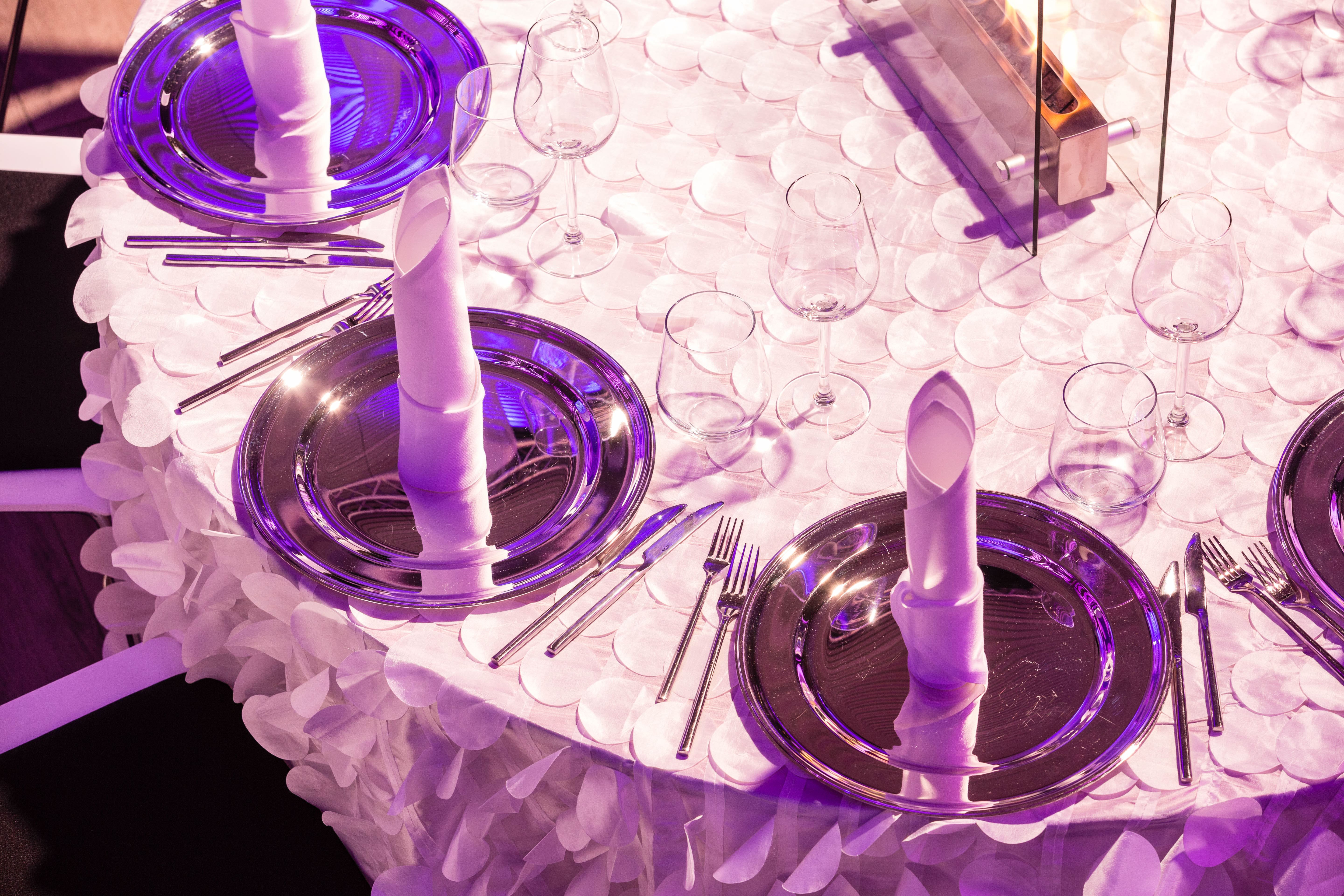Detailaufnahme von Besteck, Gläsern und Tischdekoration in der Hochzeitslocation E210 Eventhangar in Rheinmünster