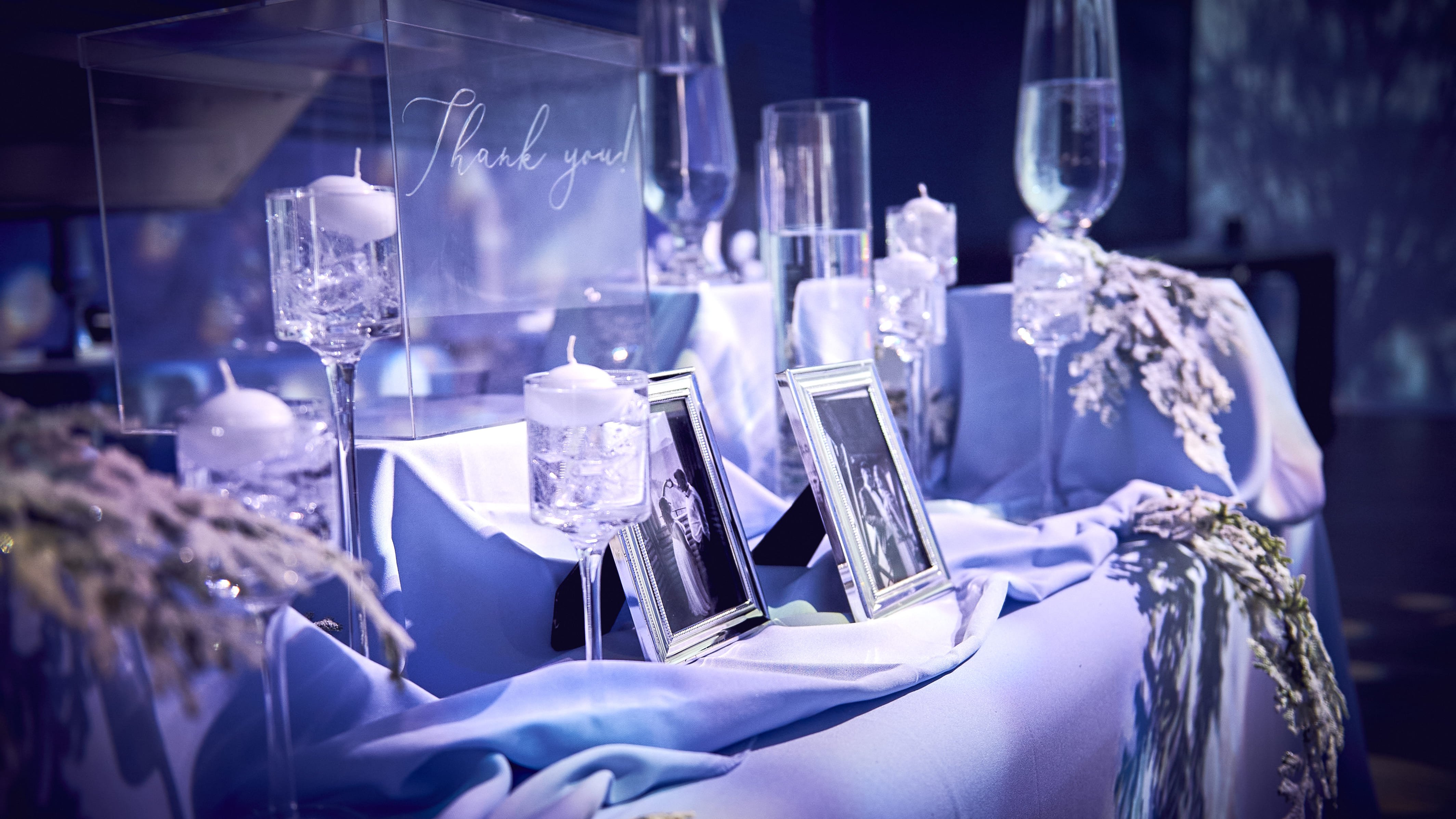 Stilvoller Geschenketisch in der Hochzeitslocation E210 Eventhangar in Rheinmünster