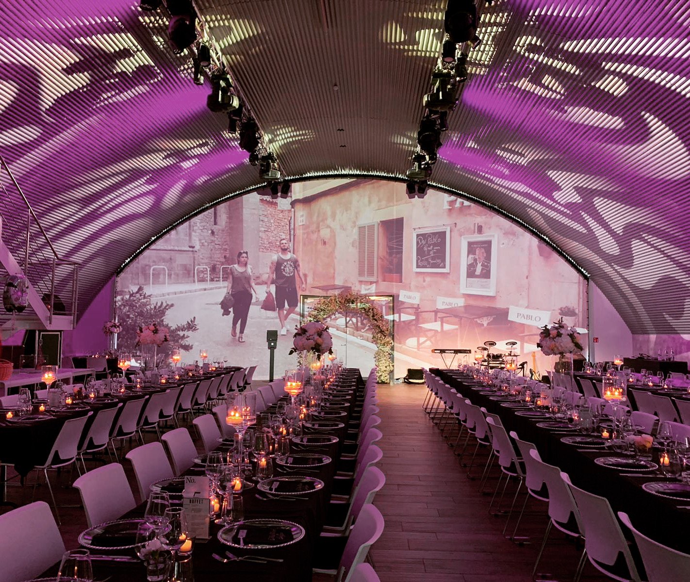 Hochzeitssaal mit Bestuhlung und Projektionen in der Hochzeitslocation E210 Eventhangar in Rheinmünster