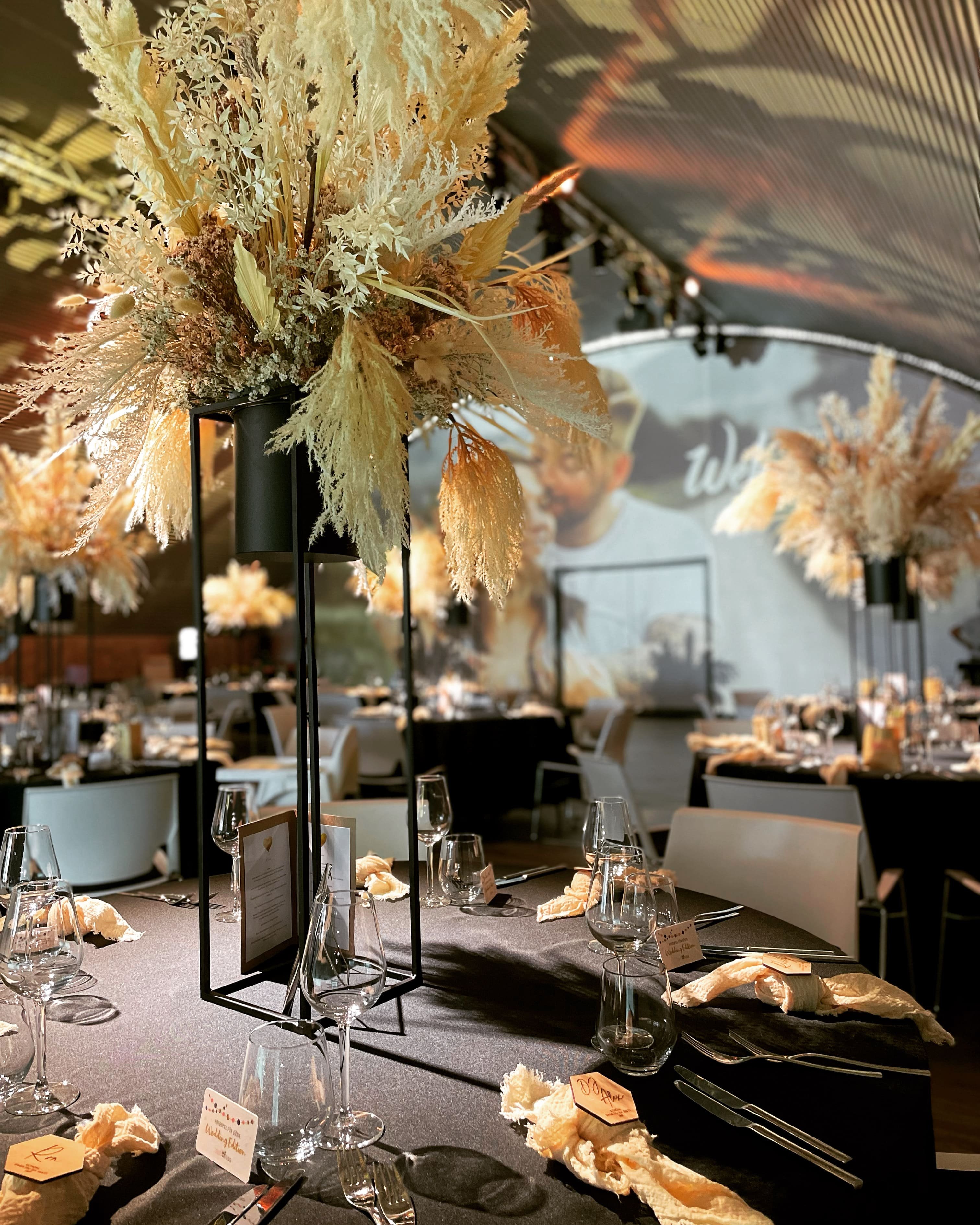 Luxuriöse Hochzeitsdekoration mit stilvollen Blumeninstallationen in der Hochzeitslocation E210 Eventhangar in Rheinmünster