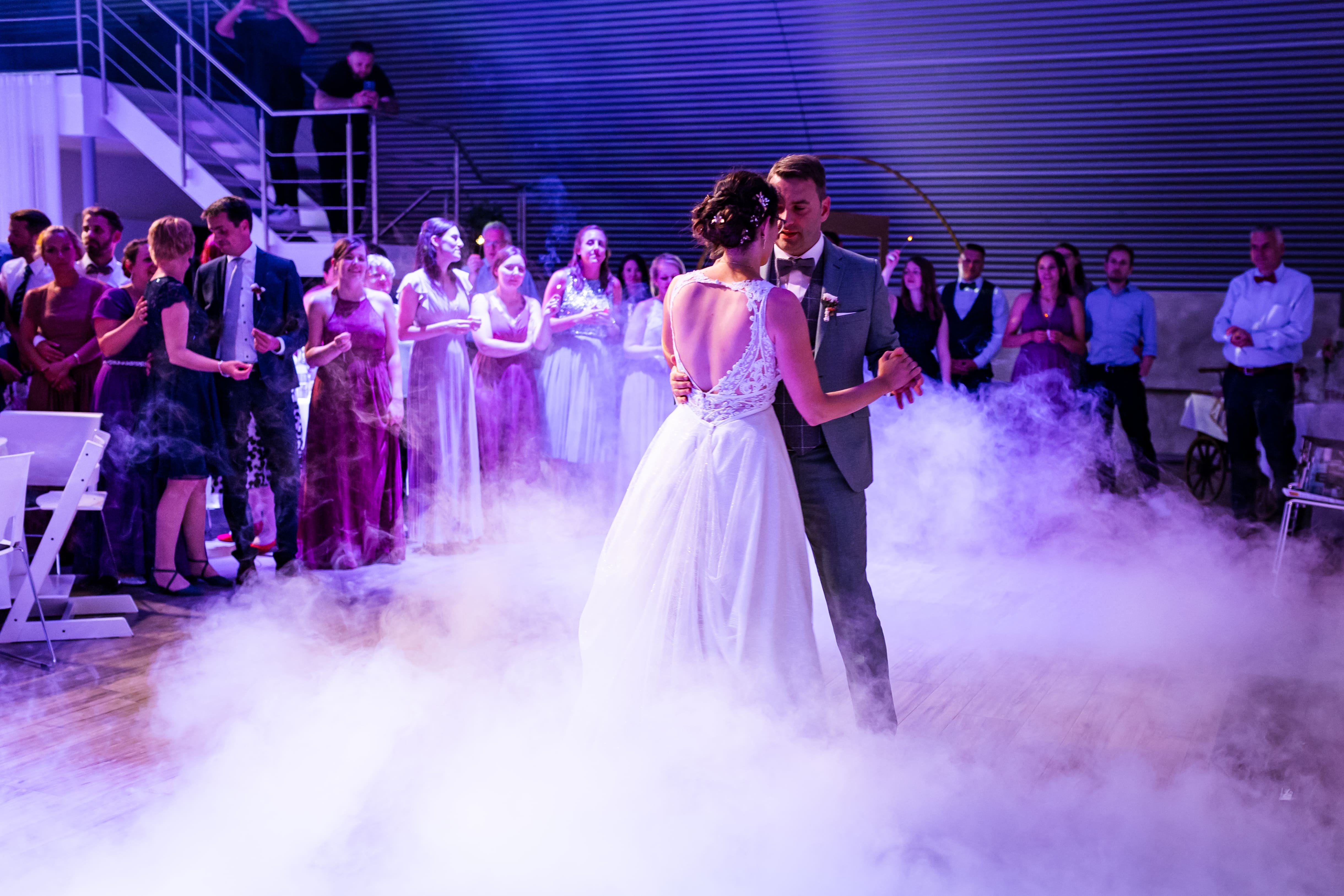 Hochzeitstanz mit Bodennebel und Lichtshow in der luxuriösen Hochzeitslocation E210 Eventhangar in Rheinmünster