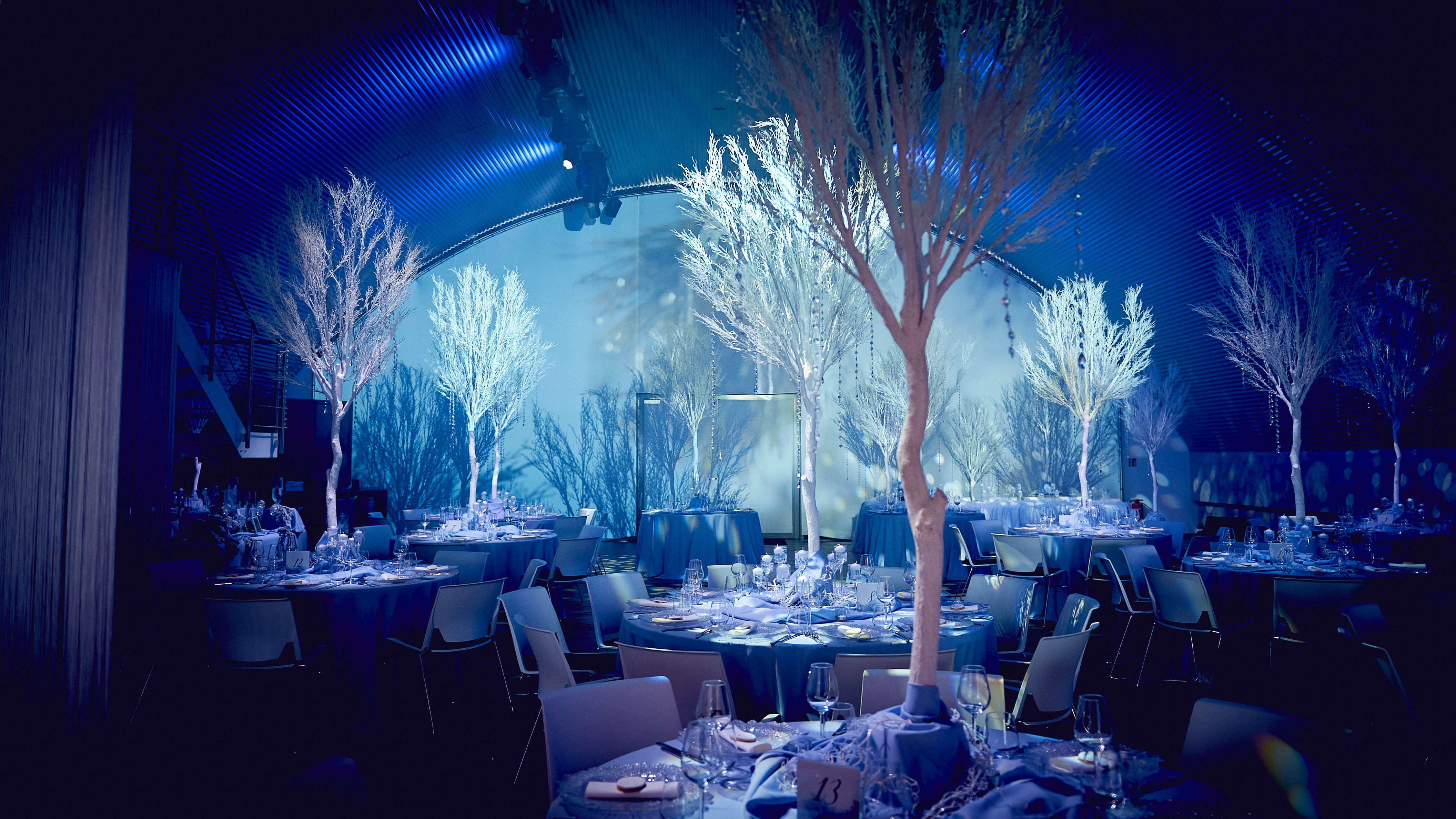 Außergewöhnlich inszenierter Hochzeitssaal mit Projektionen und stilvoller Dekoration in der Hochzeitslocation E210 Eventhangar in Rheinmünster