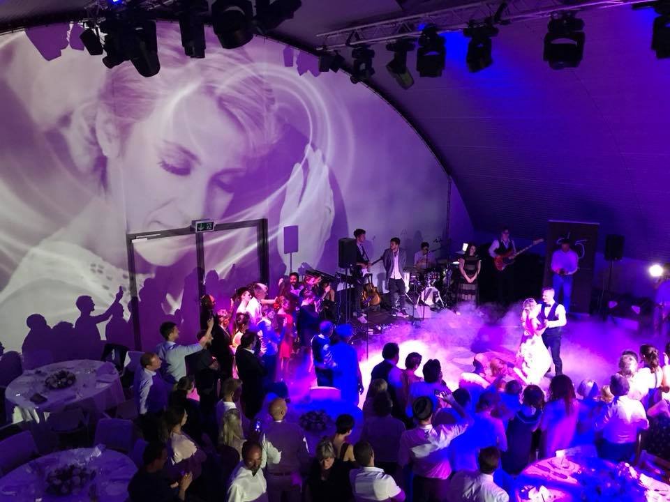 Außergewöhnliche Hochzeitsfeier mit Videowall und Lichtinszenierung in der Hochzeitslocation E210 Eventhangar in Rheinmünster