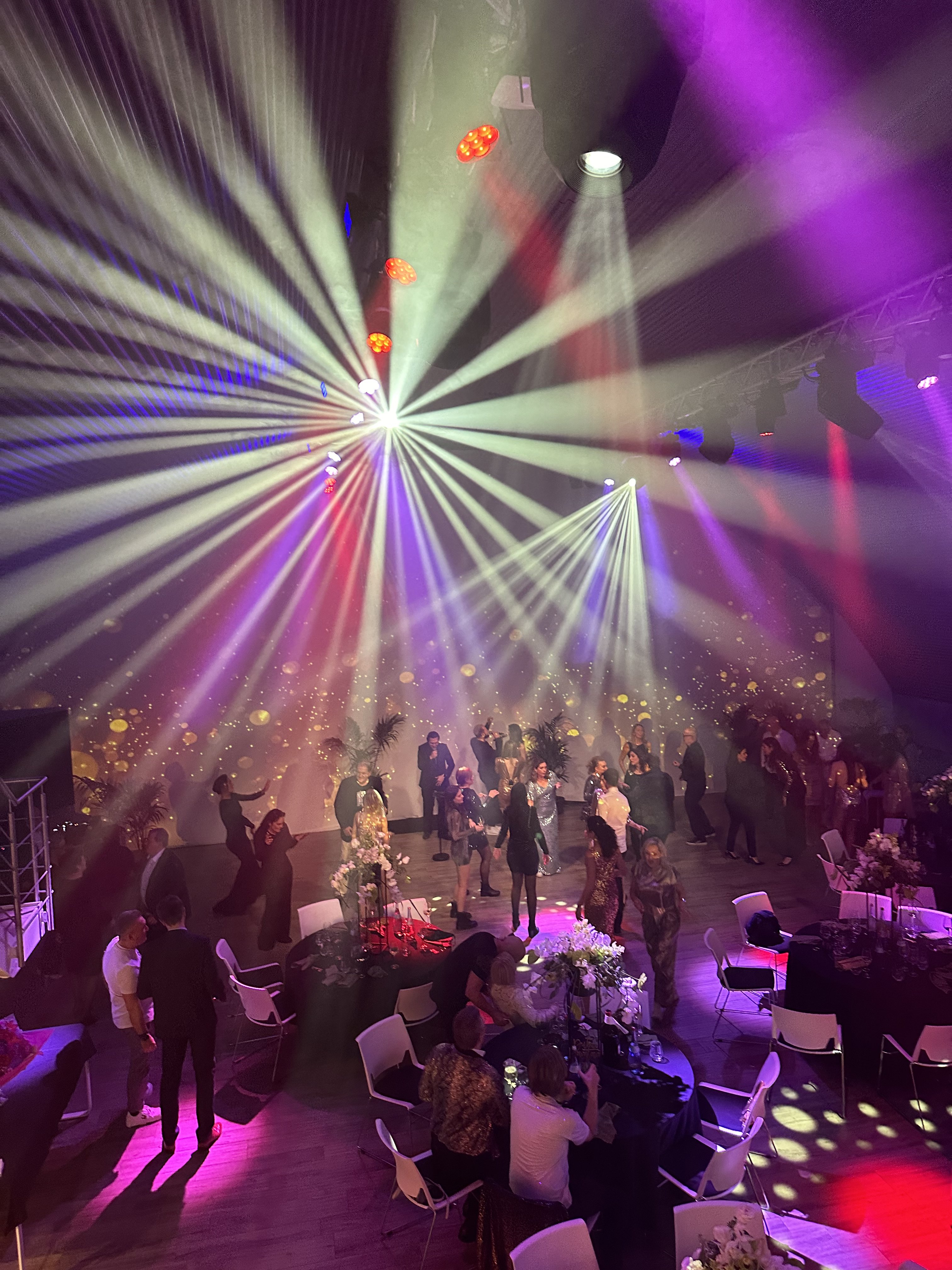 Ausgelassene Hochzeitsfeier mit Lichtshow und Tanzfläche in der Hochzeitslocation E210 Eventhangar in Rheinmünster