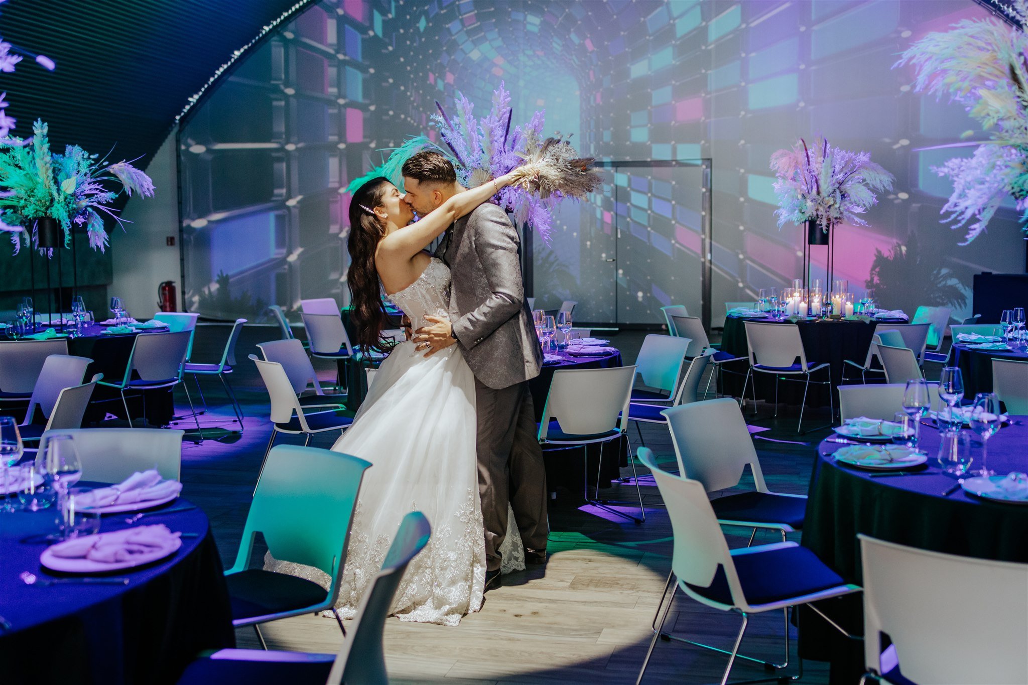 Brautpaar auf der Tanzfläche während der Hochzeitsfeier in der Hochzeitslocation E210 Eventhangar in Rheinmünster