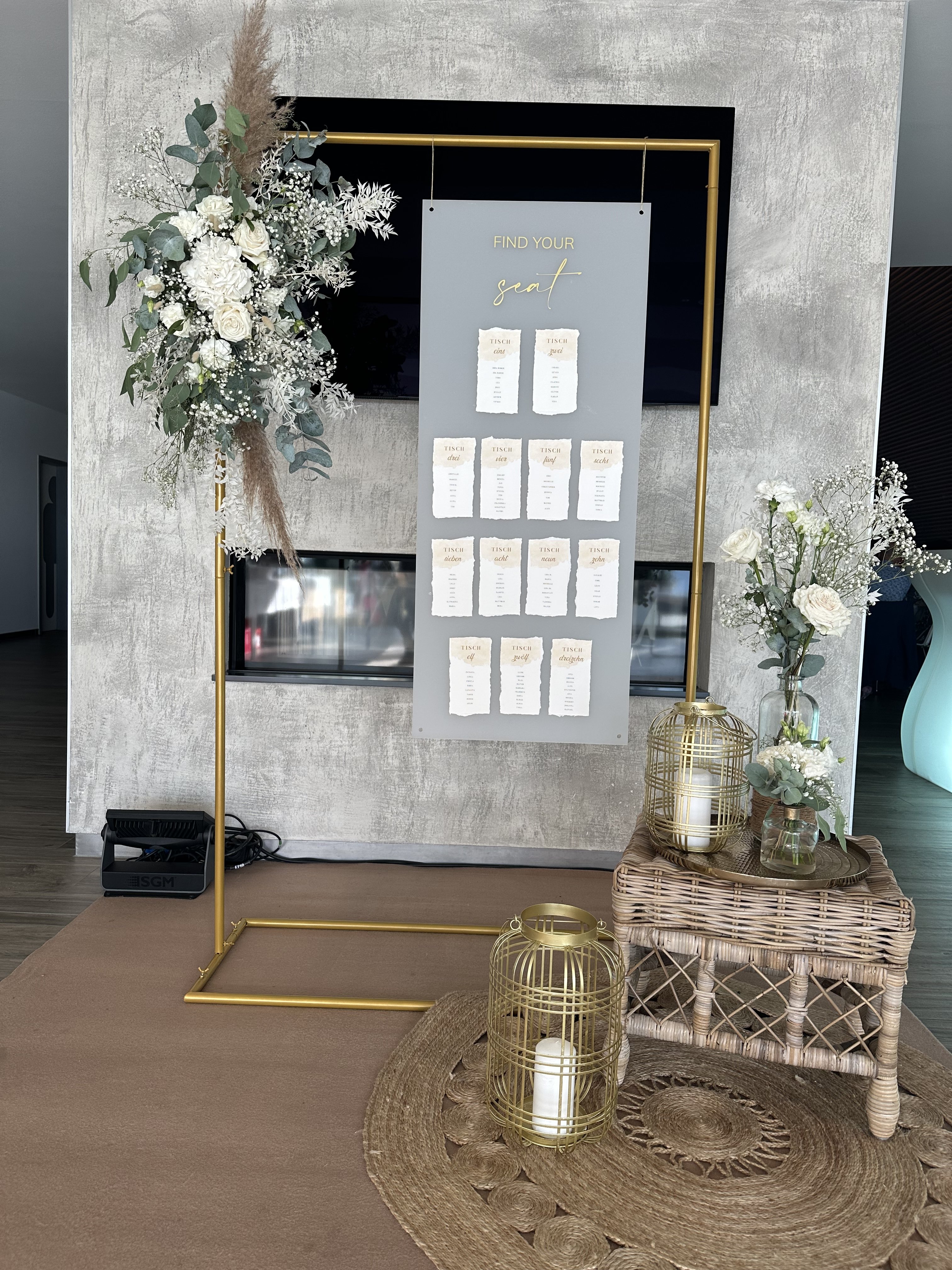 Individuell gestalteter Sitzplan und Hochzeitsdekoration in der Hochzeitslocation E210 Eventhangar in Rheinmünster