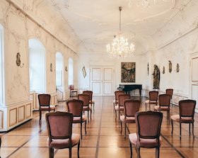 Festsaal im Elztalmuseum mit Kronleuchtern und Holztischen – traumhafter Ort für standesamtliche Trauungen