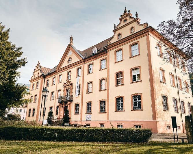 Außenansicht des Elztalmuseums in Waldkirch – historisches Gebäude mit Bäumen