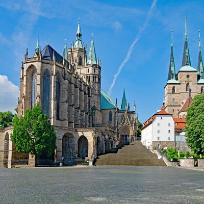 Blick auf den Erfurter Dom mit Freitreppe und historischer Architektur bei sonnigem Wetter