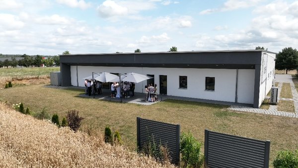 Außenansicht des Eventhaus Boger im Odenwald – moderne Hochzeitslocation mit Terrasse und weitläufigem Außenbereich.