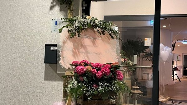 Blumige Eingangsdekoration an der Hochzeitslocation Eventhaus Boger.