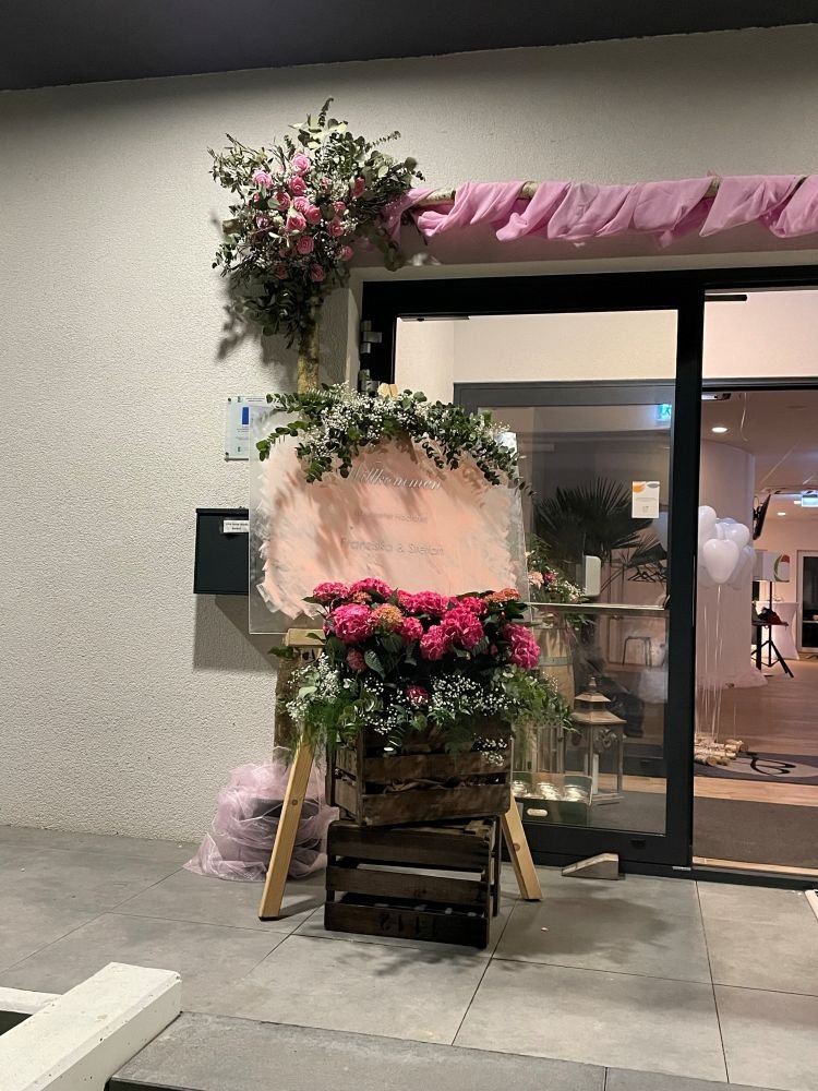 Blumige Eingangsdekoration an der Hochzeitslocation Eventhaus Boger.
