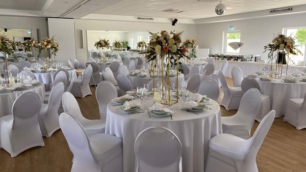 Festlich gedeckter Hochzeitssaal im Eventhaus Boger in der Nähe von Mosbach.