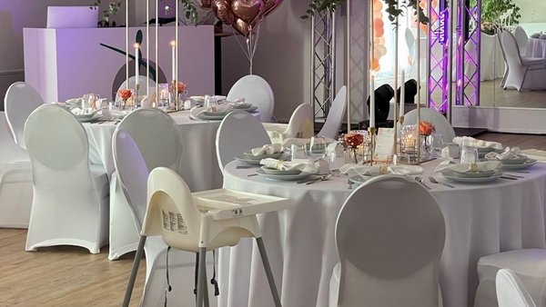 Festlich gedeckte Tische im Hochzeitssaal des Eventhaus Boger bei Heilbronn.