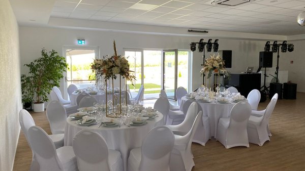 Stilvoll dekorierter Hochzeitssaal im Eventhaus Boger im Odenwald.