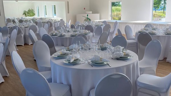 Moderner Hochzeitssaal mit Rundtischen im Eventhaus Boger nahe Mosbach.