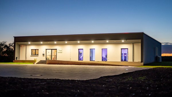 Abendliche Außenansicht der Hochzeitslocation Eventhaus Boger in Adelsheim.