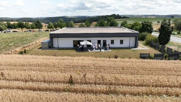 Außenbereich der Hochzeitslocation Eventhaus Boger in Adelsheim mit Blick aufs Umland im Odenwald.