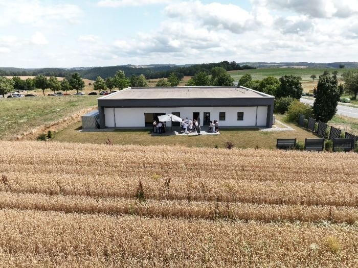 Außenbereich der Hochzeitslocation Eventhaus Boger in Adelsheim mit Blick aufs Umland im Odenwald.