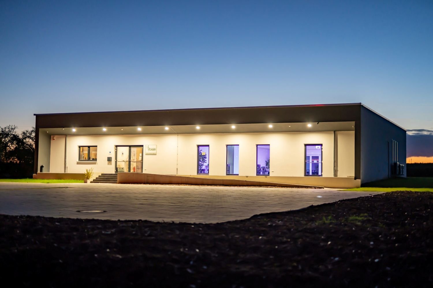 Abendliche Außenansicht der Hochzeitslocation Eventhaus Boger in Adelsheim.