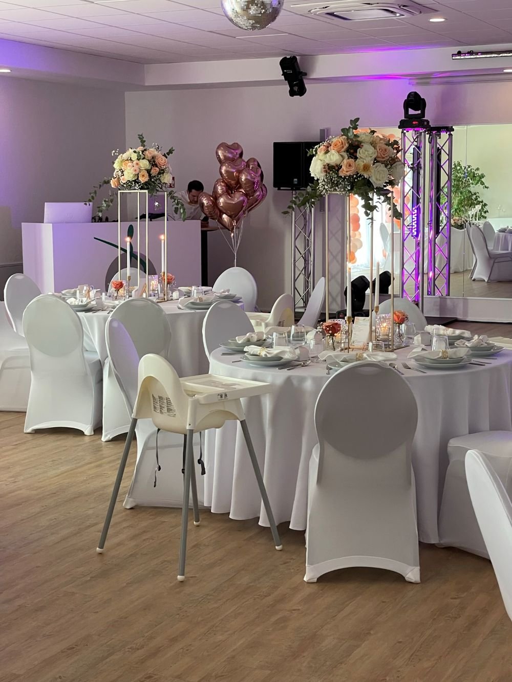 Festlich gedeckte Tische im Hochzeitssaal des Eventhaus Boger bei Heilbronn.