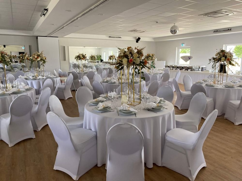 Festlich gedeckter Hochzeitssaal im Eventhaus Boger in der Nähe von Mosbach.