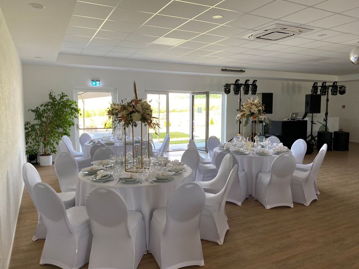 Stilvoll dekorierter Hochzeitssaal im Eventhaus Boger im Odenwald.