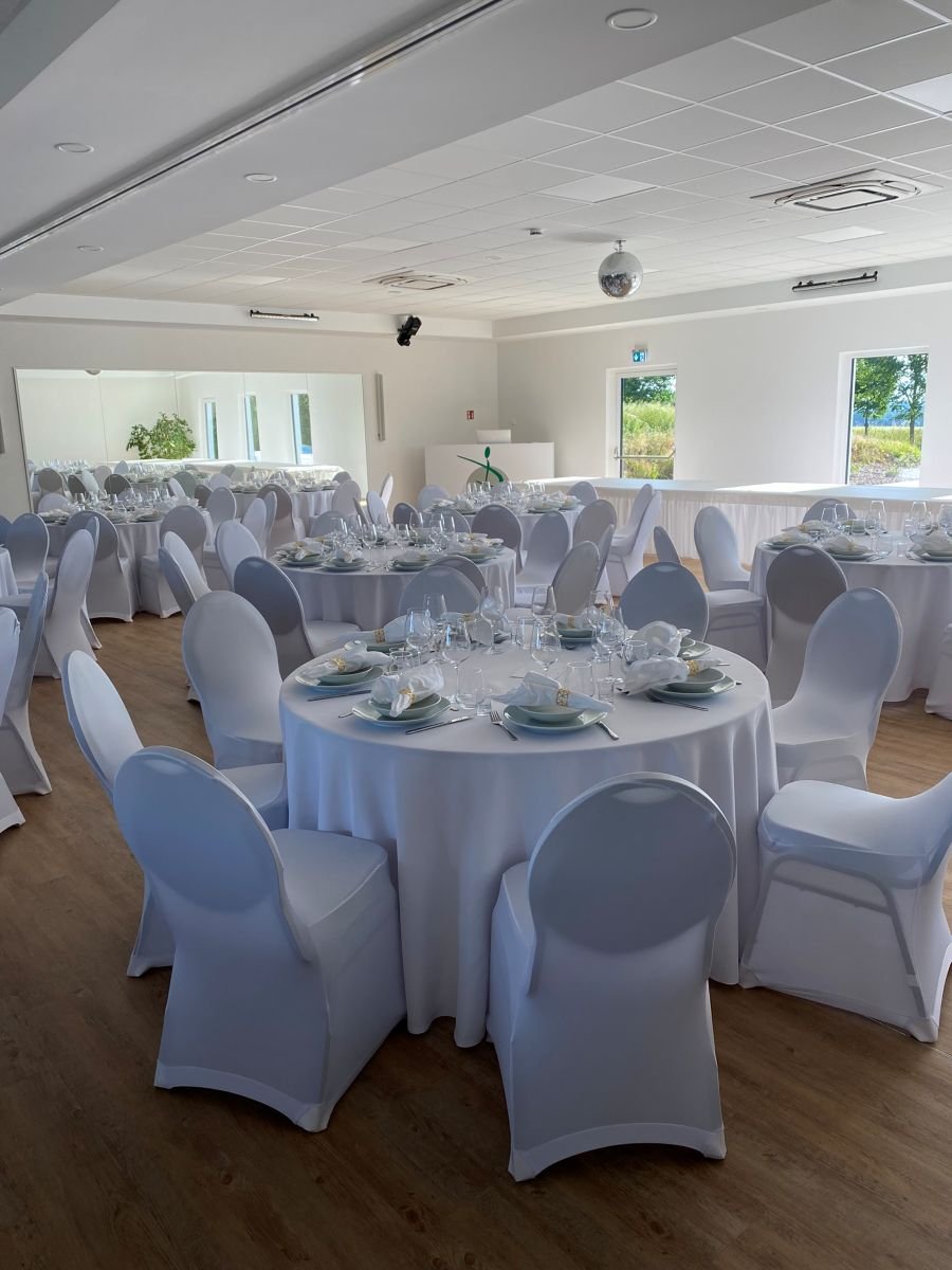 Moderner Hochzeitssaal mit Rundtischen im Eventhaus Boger nahe Mosbach.