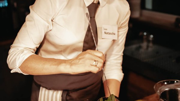 Natascha, die Cocktails für eine Hochzeit im Eventhaus Boger zubereitet.