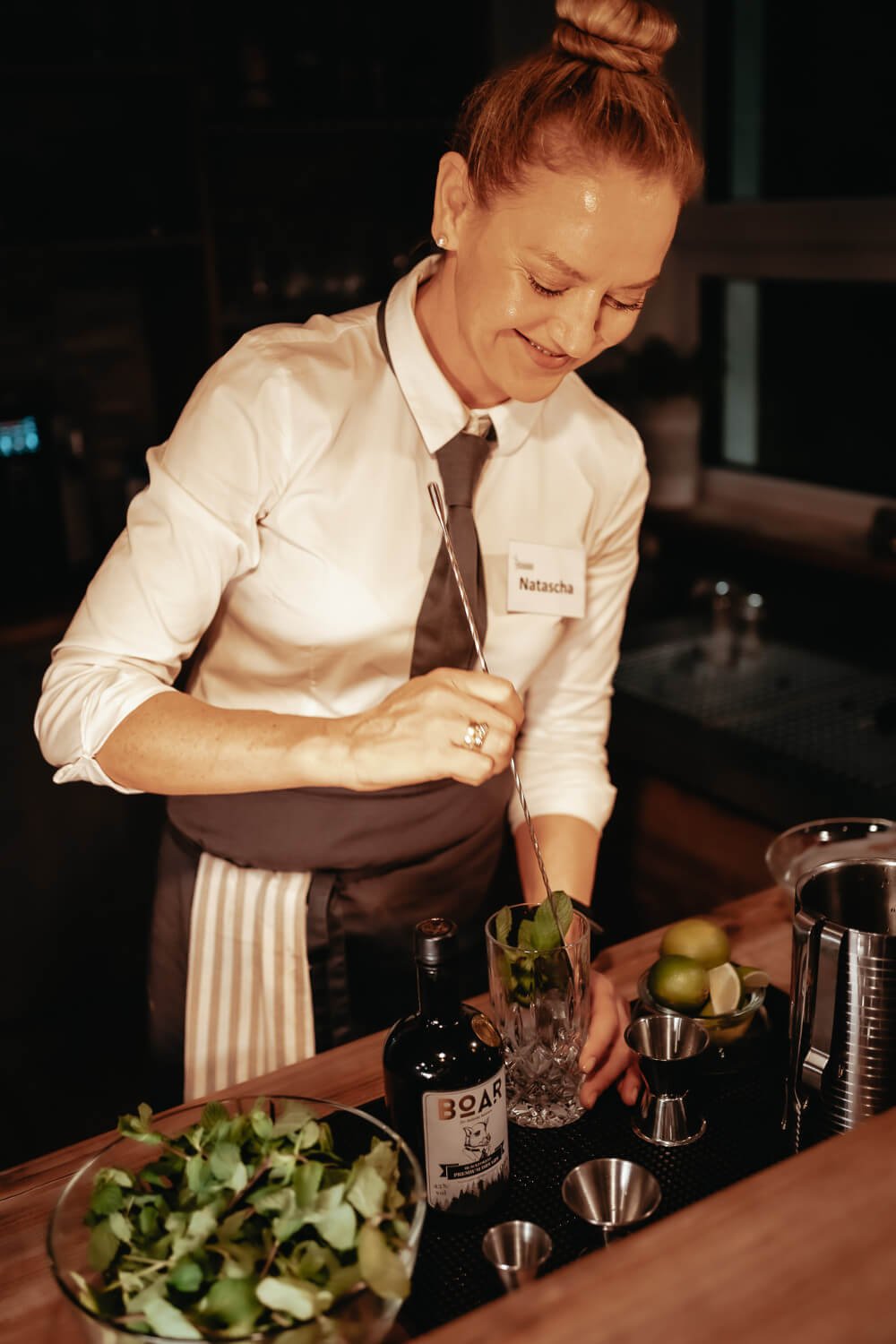 Natascha, die Cocktails für eine Hochzeit im Eventhaus Boger zubereitet.