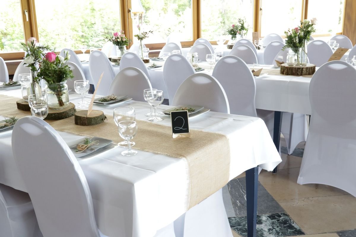 Festlich gedeckte Tafeln im Eventhaus Wiedenfelsen – exklusive Hochzeitslocation in Bühlertal für euer Hochzeitswochenende