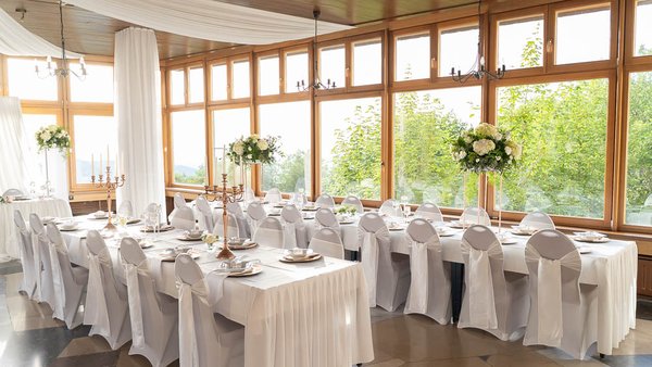 Weiß dekorierter Hochzeitssaal in der Hochzeitslocation Eventhaus Wiedenfelsen.