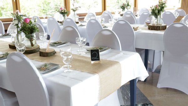 Festlich gedeckte Tafeln im Eventhaus Wiedenfelsen – exklusive Hochzeitslocation in Bühlertal für euer Hochzeitswochenende