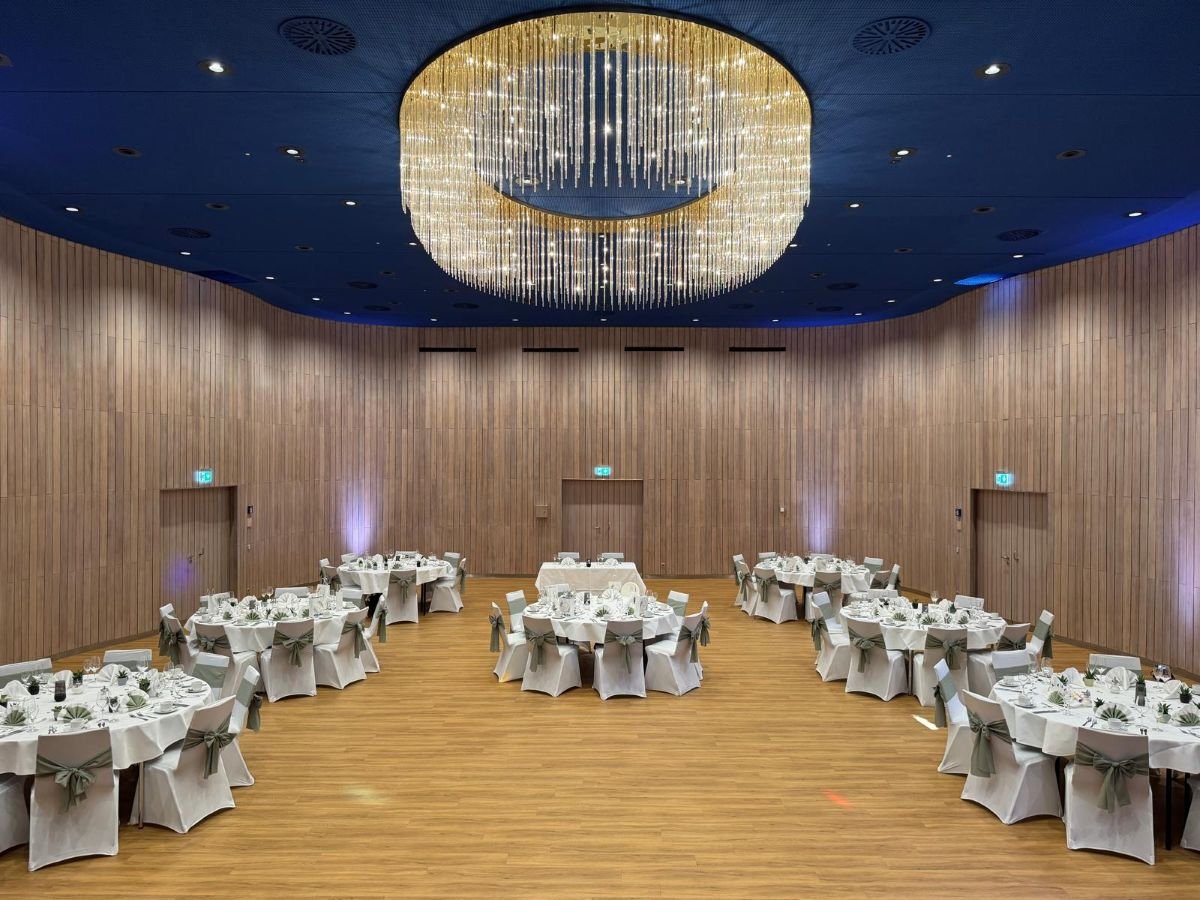 Großer, modern beleuchteter Festsaal im Kurhaus Bad Krozingen – beliebte Hochzeitslocation nahe Freiburg.