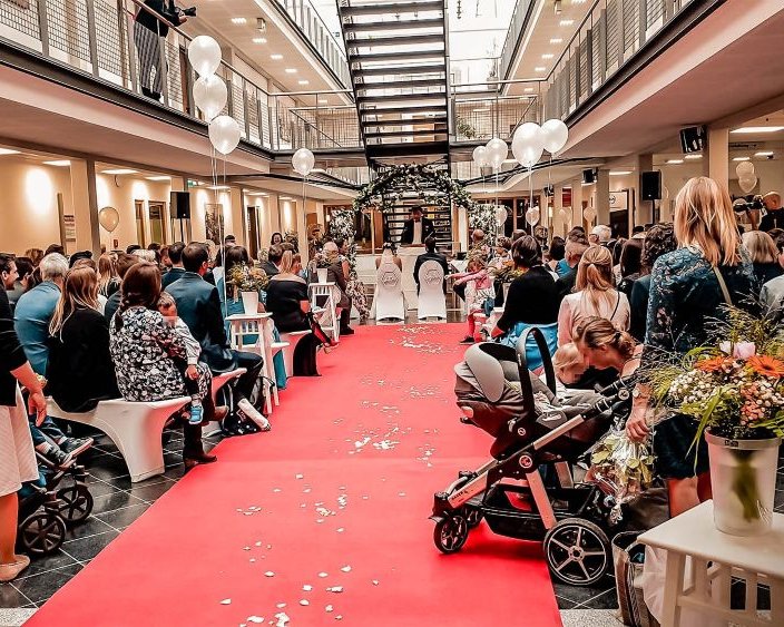 Freie Trauung in der Alten Lohnhalle Wattenscheid mit rotem Teppich und Gästen im historischen Foyer