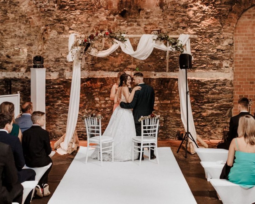 Freie Trauung in der Alten Schlossfabrik in der Nähe von Wuppertal mit Backsteinwand und modernem Industrial-Ambiente
