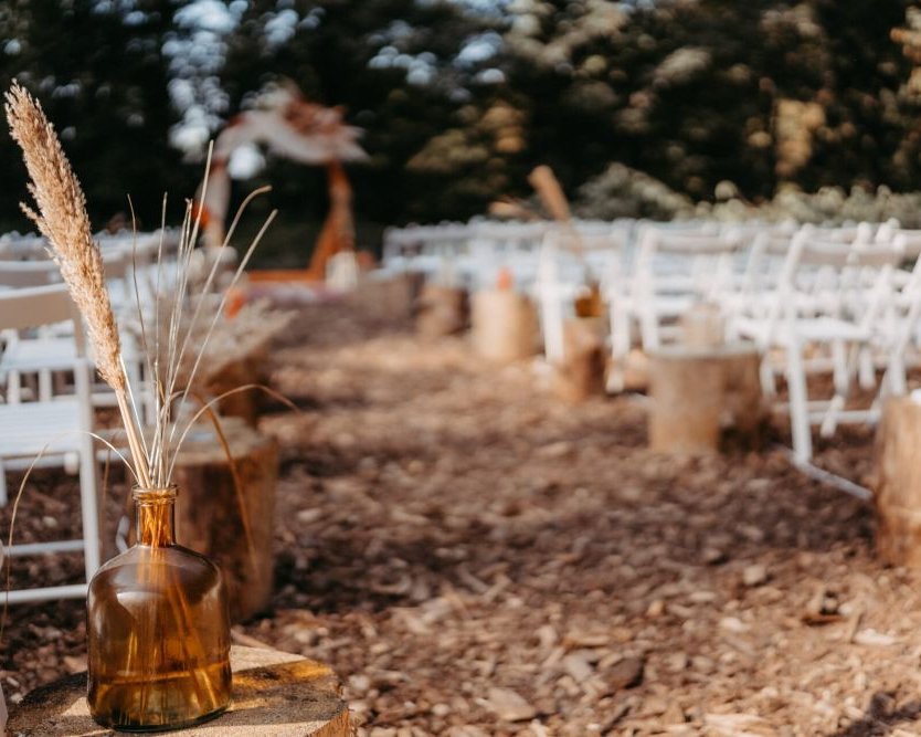 Freie Trauung im Garten des Gasthaus In der Strassen in Solingen mit rustikaler Dekoration im Grünen