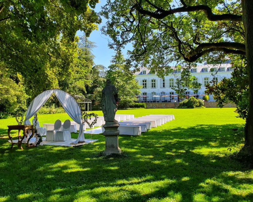 Freie Trauung im Park von Schloss Rahe