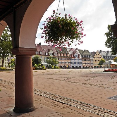 Blick durch einen Säulengang auf den Marktplatz von Freudenstadt im Schwarzwald