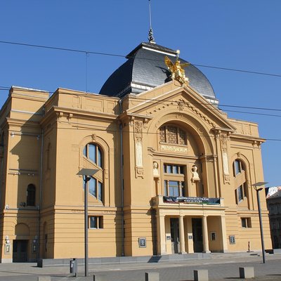 Historische Fassade des Theaters in Gera bei sonnigem Wetter