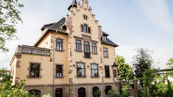 Die historische Fassade des GUT LEBEN am Morstein in Westhofen, Rheinhessen.