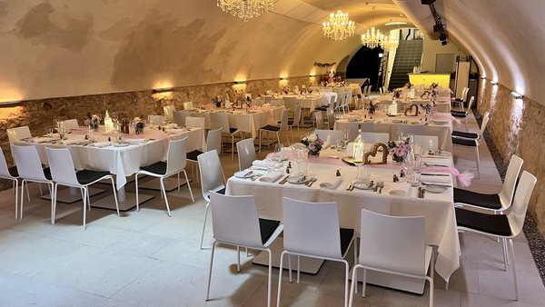 Festlich gedeckte Tafeln im „Weißen Gewölbe“ von GUT LEBEN am Morstein für eine Hochzeitsfeier in Westhofen.