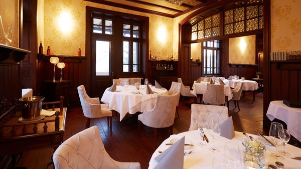 Historischer Villa-Salon im GUT LEBEN am Morstein mit eleganter Bestuhlung für exklusive Events.