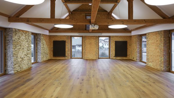 Großzügiger Veranstaltungssaal im GUT LEBEN am Morstein mit Echtholzparkett und viel Tageslicht.