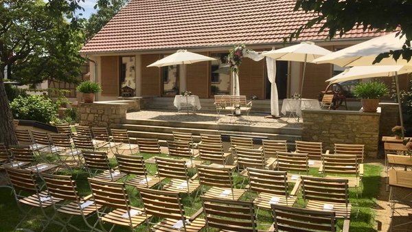 Bestuhlung für eine freie Trauung im Garten des GUT LEBEN am Morstein in Westhofen.