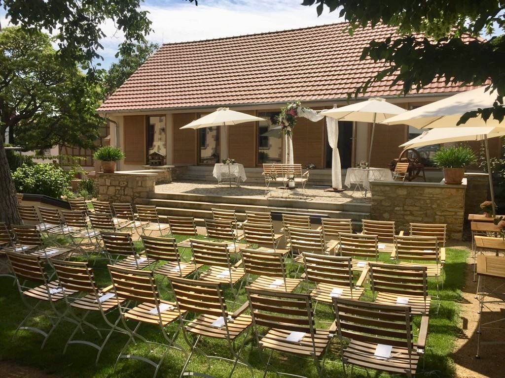 Bestuhlung für eine freie Trauung im Garten des GUT LEBEN am Morstein in Westhofen.